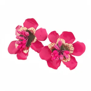 Orecchini a perno bohémien a fiore in smalto fucsia per un elegante stile da vacanza