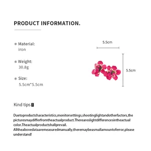 Vista dettagliata degli orecchini a fiore bohémien rosa con specifiche di dimensione.