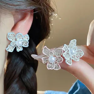 Orecchini a Bottone con Perle Artificiali a Forma di Fiore Vuoto con Perno in Argento Sterling 925 Rame Smalto Strass Orecchini Donna