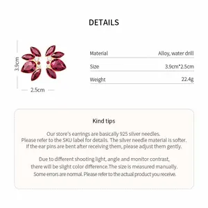 Dettaglio orecchini a goccia magenta con altezza 3,9 cm e specifiche del materiale