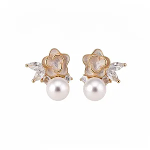 Elegantes pendientes de flores con perlas blancas y brillantes piedras circonita