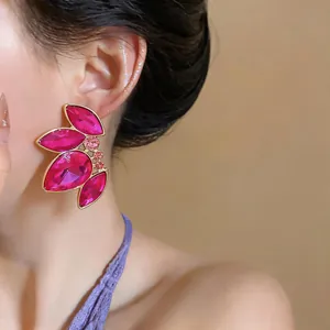 Elegante primo piano di orecchini a grappolo in cristallo magenta sull'orecchio