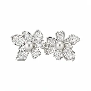 Orecchini a perno con fiore traforato e perla, perno in argento e pietre pavé brillanti