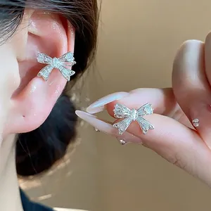 Exquisite Kupfer Zirkonia Schleife Ohrklemmen Für Damen Ohne Piercing Elegante Glänzende Schleifen Ohrclips Modeschmuck Silber
