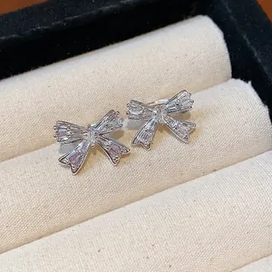 Elegante funkelnde Zirkonia-Schleifen-Ohrclips mit raffiniertem silberfarbenem Finish für Damen