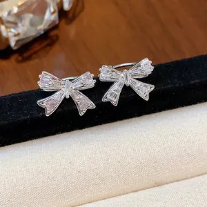 Funkelnde Zirkonia Schleifen-Ohrklemmen für Ohren ohne Löcher in Silber-Finish