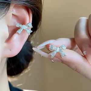 Nahaufnahme der exquisiten Zirkon-Schleifen-Ohrklemmen für Ohren ohne Löcher in Silber.
