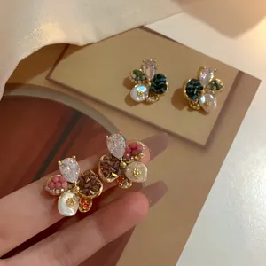 Gros plan détaillé de boucles d'oreilles fleurs vintage colorées avec perles et cristaux