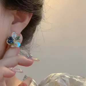Gros plan macro détaillé d'une boucle d'oreille fleur vintage avec pétales en verre