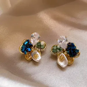 Détail en gros plan de boucles d'oreilles fleurs vintage avec cristaux et perles