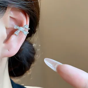 Detailansicht einer funkelnden Zirkon-Schleifen-Ohrmanschette mit feiner Handwerkskunst
