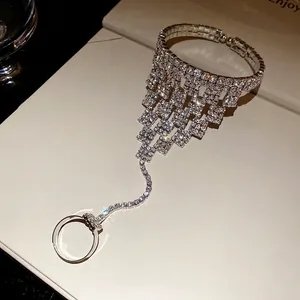 Elegante bracciale con anello a mano e frange di strass con design a nappa a cascata