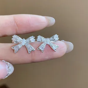 Elegante silberne Schleifen-Ohrclips mit funkelndem Zirkonia für Ohren ohne Löcher - Nahaufnahme