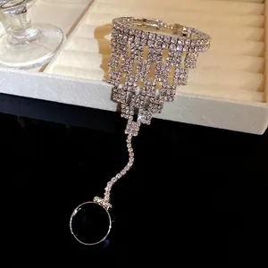 Elegante bracciale schiava con strass argento, nappine quadrate traforate e anello