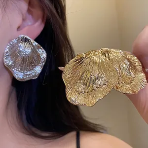 Vintage Metal Pleated Leaf Stud Earrings With Silver Earring Post For Women Fashion Luxury Design Ear Jewelry Accessories