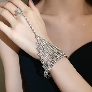 Elegante bracciale con anello in strass argentati e design geometrico quadrato