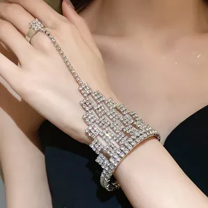 Vista dettagliata della catena da mano con strass argento e nappe quadrate.