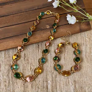 Parure de bijoux vintage avec collier et bracelet réglable en résine ovale chic.