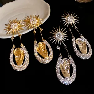Eleganti orecchini a sole di lusso con perle e motivi a orecchio dorati pendenti