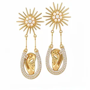 Eleganti orecchini a sole in oro con perle, cristalli e ciondoli a forma di orecchio