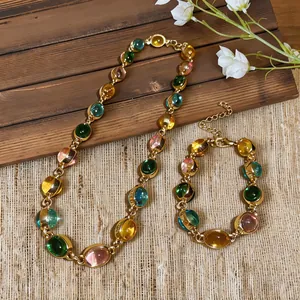 Détail d'un ensemble collier et bracelet vintage avec perles en résine colorée.