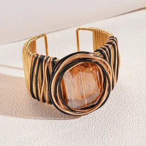 Bracelet manchette luxueux à fil enroulé avec une grande pierre facettée ambre