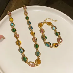 Gros plan d'un ensemble de bijoux vintage avec pierres de résine ovales colorées
