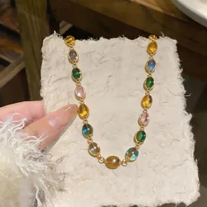 Gros plan d'un bracelet en résine vintage avec pierres ovales colorées sur papier