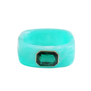 Bracelet jonc géométrique en résine marbrée turquoise avec strass vert émeraude facetté