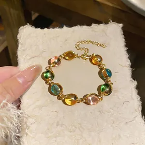 Gros plan d'un bracelet vintage réglable avec pierres en résine colorées