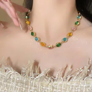 Collier vintage doré avec des pierres ovales en résine colorée pour une esthétique élégante