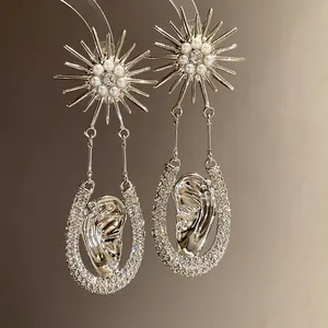Orecchini pendenti in argento con design a sole di perle e motivi a orecchio di strass
