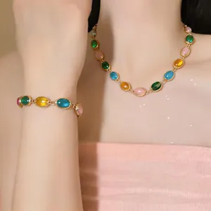 Détail d'un bracelet et d'un collier vintage avec des pierres ovales en résine colorée