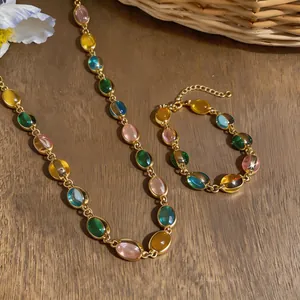 Ensemble de collier et bracelet vintage avec perles ovales en résine colorée sur bois