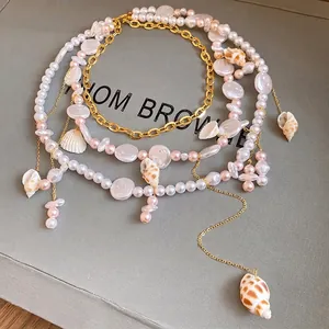Collana multistrato con perle e conchiglie e ciondolo a chiocciola per la spiaggia