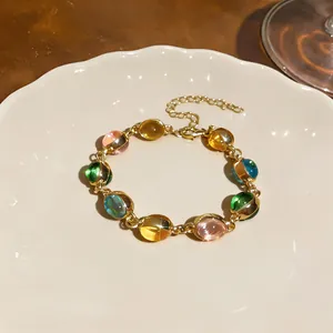 Vue détaillée d'un bracelet vintage en résine colorée avec chaîne dorée réglable.