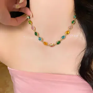 Collier vintage en résine ovale colorée avec finition dorée et chaîne réglable pour femme