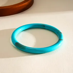 Vue détaillée du bracelet en résine marbrée turquoise avec une finition polie lisse