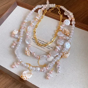 Elegante collana a strati con perle e conchiglie e ciondolo a forma di lumaca