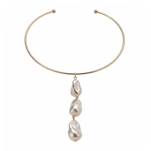 Minimalist rose gold metal choker necklace featuring three irregular baroque pearl pendants