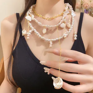 Dettaglio della collana a strati con perle e conchiglie per lo stile da spiaggia.