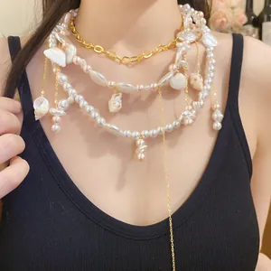 Primo piano dettagliato di una collana di perle a strati stile resort con ciondoli a conchiglia