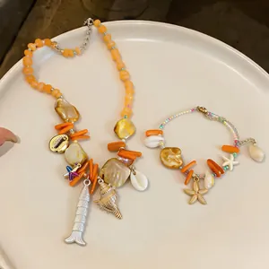 Detailansicht der Halskette mit Muschelperlen und des Armbands mit Seestern-Anhänger