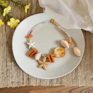 Detailansicht einer handgefertigten Perlenhalskette mit Muscheln und Seesternen