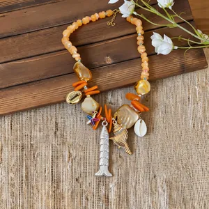 Detailansicht einer Perlenkette im Resort-Stil mit Muscheln und Seestern-Anhängern