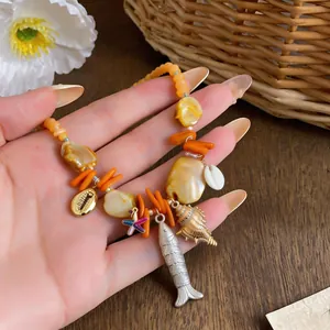 Detaillierte Nahaufnahme der Muschelkette mit Seestern-, Fisch- und Schneckenanhängern