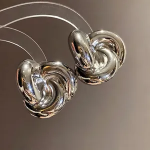 Elegantes pendientes de botón con diseño de flor de nudo retorcido plateado y brillo espejo