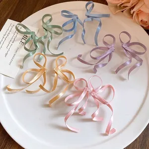 Eleganti orecchini a perno a forma di fiocco in nastro di seta in vari colori pastello per donna