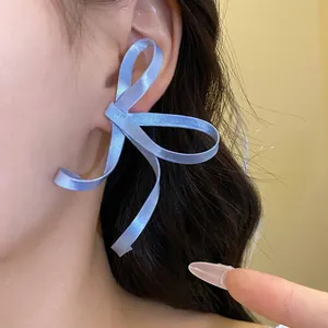Eleganti orecchini a fiocco in nastro di seta azzurro con design unico su orecchio modello