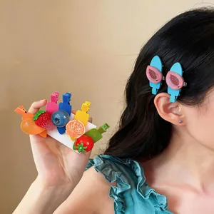 Vue détaillée de barrettes à cheveux fruitées et colorées au style doux et frais